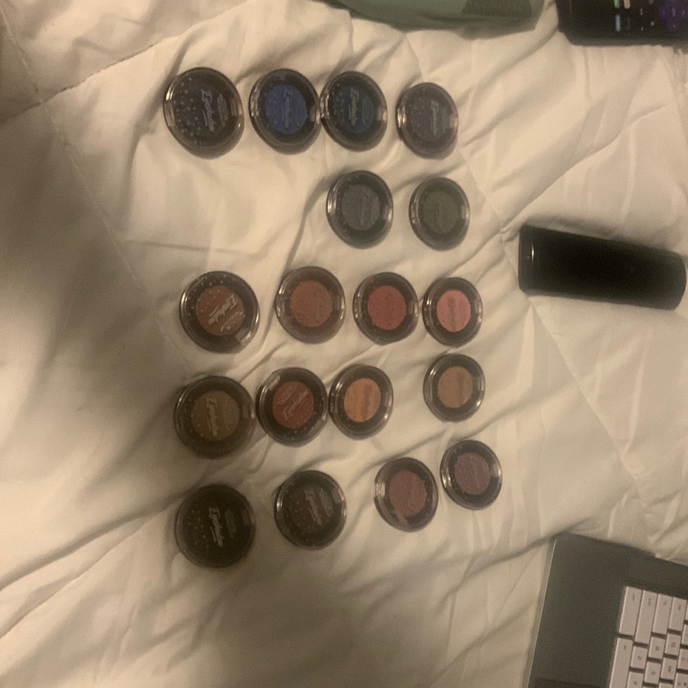 Various colors of eyeshadow